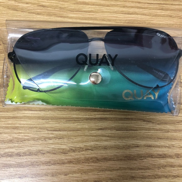 NWOT womens Quay sunglasses